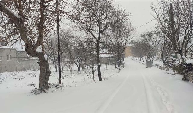 Dağcıların kayda aldığı şaşırtan an: Yaz ortasında kar yağdı