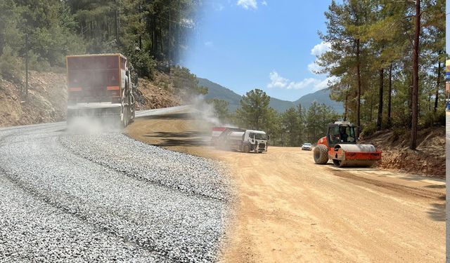 🚧 Mersin Büyükşehir’den Yol Seferberliği: Anamur ve Bozyazı’da Asfalt Hızlandı