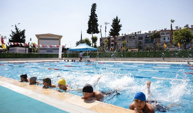 Mersin’de 7’den 70’e Herkes Eğlenerek Yüzme Öğreniyor