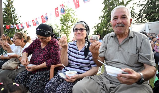 Mersinli Kadınlar Aşure Kazanında Buluştu: Hem Ürettiler Hem Paylaştılar