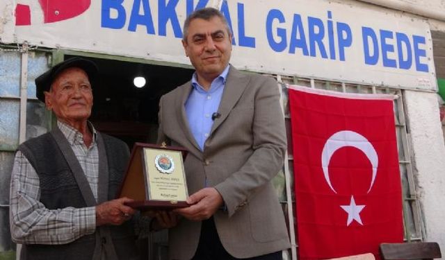 Köyün ’Garip Dedesi’ valiye türkü söyledi