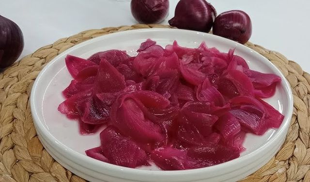 Mor soğan turşusu: 30 dakikada sofranı şenlendirecek tarif