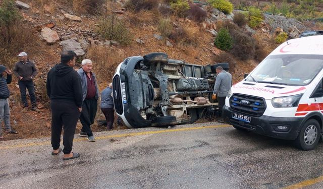 Erdemli'de Kamyonet Devrildi: 3 Yaralı