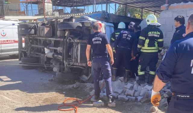 Virajı Alamayan Kamyonet Depoya Daldı: Yaralılar İş Makinesiyle Kurtarıldı