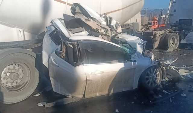 Mersin'de Tır otomobili ezdi, sürücü saniyelerle kurtuldu