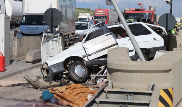 Mersin’de Otomobil Beton Bariyere Çarptı: 2 Kişi Hayatını Kaybetti