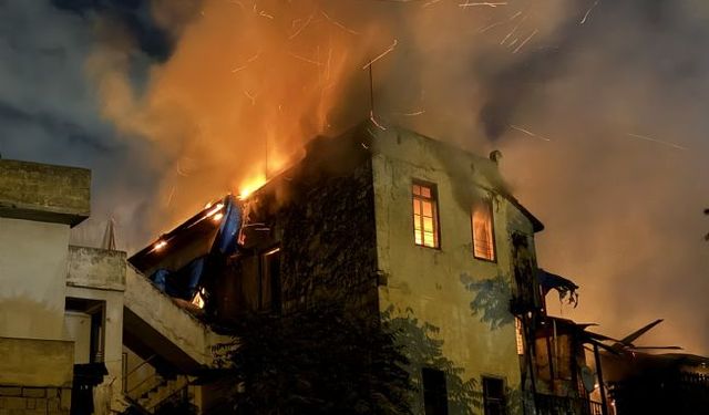 Tarsus’ta İş Yerinde Çıkan Yangın 2 Binaya Sıçradı