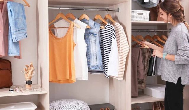 Kışlık Kıyafetlerdeki Rutubet Kokusu Kabusuna Son! Evdeki Malzemelerle Mis Gibi Oluyor