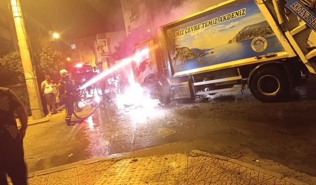 Mersin'de çöp kamyonu bir anda alev aldı!