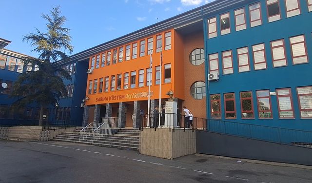 25 yıldır öğrencilerinin yüreğine dokunan görme engelli öğretmen: En çok kendimi ve renkleri görmek isterdim