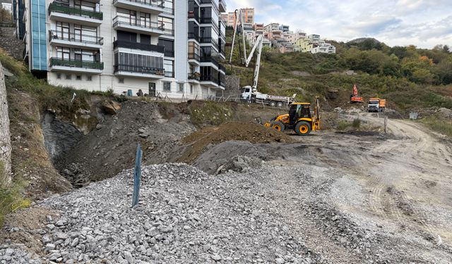 70 kişi tahliye edilmişti; çöken alan toprakla dolduruluyor