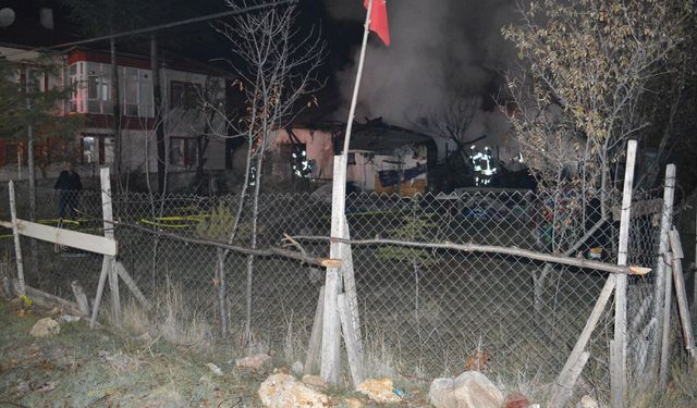 Ankara'da zihinsel engelli 3 kardeşin yaşadığı ev yanarak kül oldu