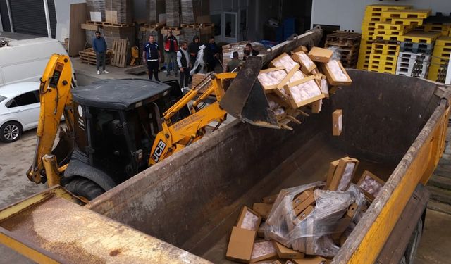 Antalya'da son kullanma tarihi geçmiş 25 ton tavuk ürünü imha edildi
