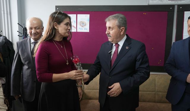 BBP lideri Destici, Balıkesir Şehit Astsubay Cemil Erkek Ortaokulu'nu ziyaret etti