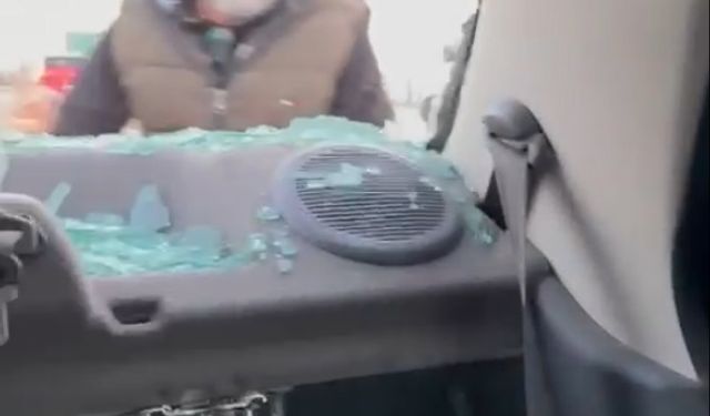 Çekiç ve bijon anahtarlı yol verme kavgası kamerada