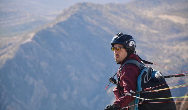 Cudi Dağı'nda yamaç paraşütü yaptılar; pilotlar Türk bayrağı açtı