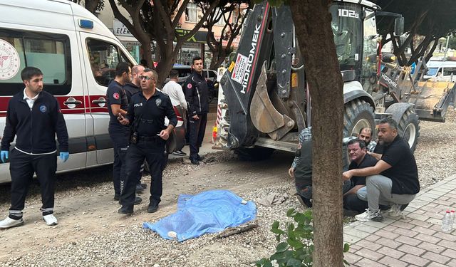 Ekmek almak için çıkmıştı; kepçenin altında kalarak öldü, kaza kamerada