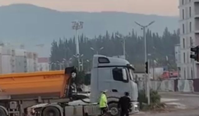 Hatay'da polis memuru, yoldaki çukuru kürekle kapattı; O anlar kamerada