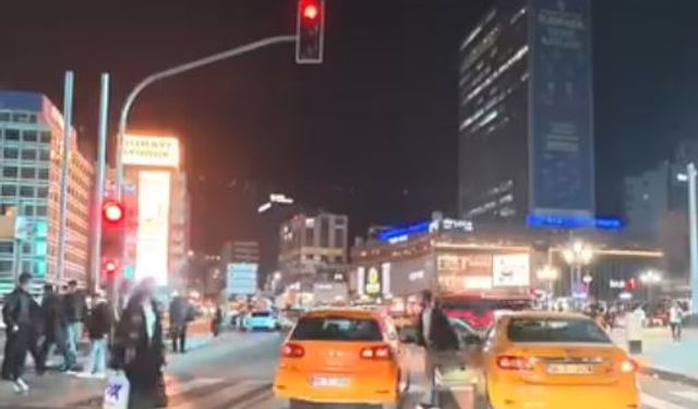 Işık ihlali yapıp, yayaya saldırı girişiminde bulunan taksi sürücüsü kamerada