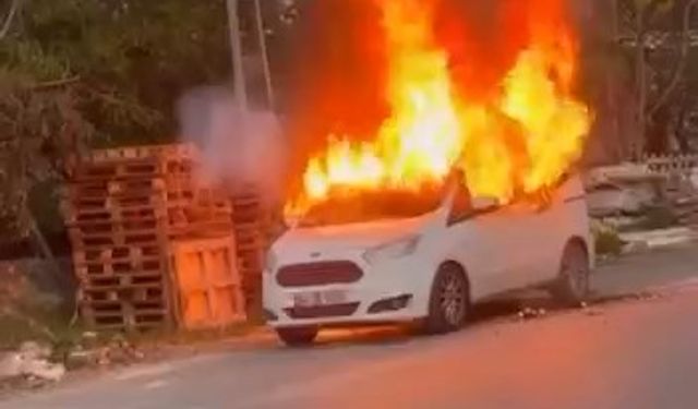 İstanbul-Ataşehir'de hafif ticari araç alev alev yandı