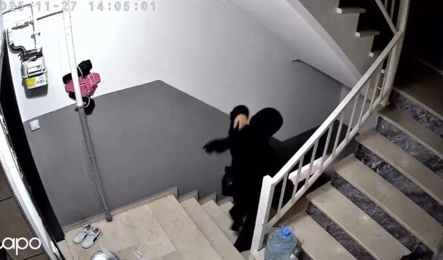 İstanbul - Bahçelievler'de daire kapısını yoklayan kadınlara kameradan seslendi: 'Sizi görüyorum buraya gelin'