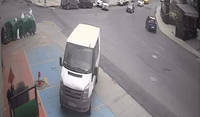 İstanbul - Beylikdüzü'nde park halinde freni boşalan hafif ticari araç yokuş aşağı kayarak otomobile çarptı