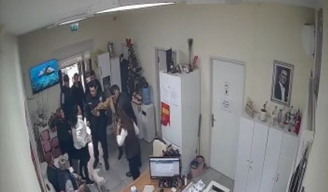 İstanbul- Pendik'te belge almaya gelen kadınla muhtar arasında tekme tokat kavga kamerada