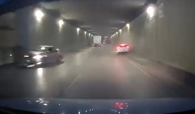 Makas atan sürücü başka araca çarptı; kaza anı kamerada