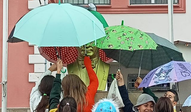 Öğrenciler yağmur altında Atatürk büstünü şemsiyeyle korudu