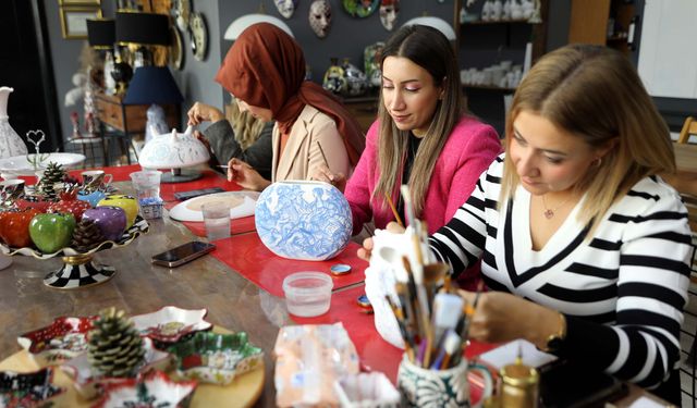 Pandemide mahsur kaldığı kentte, 5 yılda yüzlerce kişiye çini sanatını öğretti