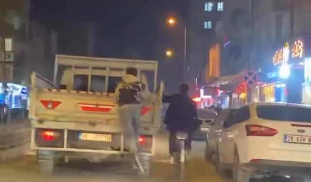Patenli ve bisikletli 2 gencin trafikteki tehlikeli hareketleri kamerada