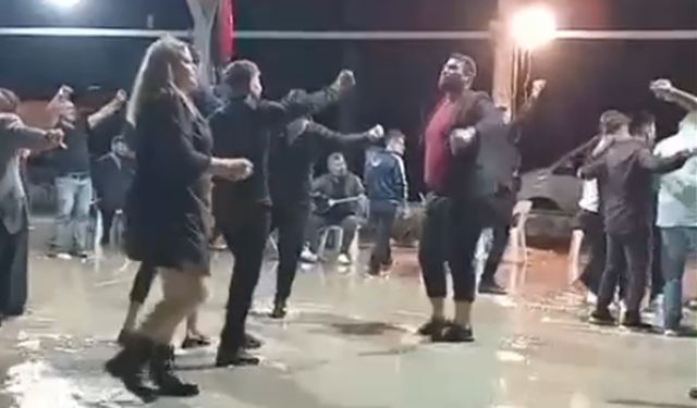 Sağanakla düğün pisti suyla doldu, davetliler aldırmadan oynadı