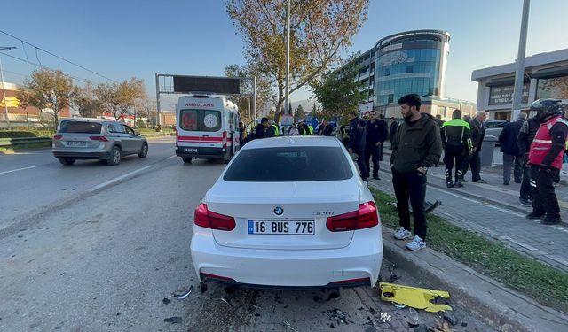 Sürücülerinin yarıştığı 2 otomobil, belediye otobüsü ile çarpıştı; 14 yaralı