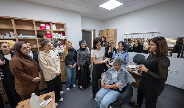MERCEK’te ‘Saç Renklendirme’ Kursuna Yoğun İlgi