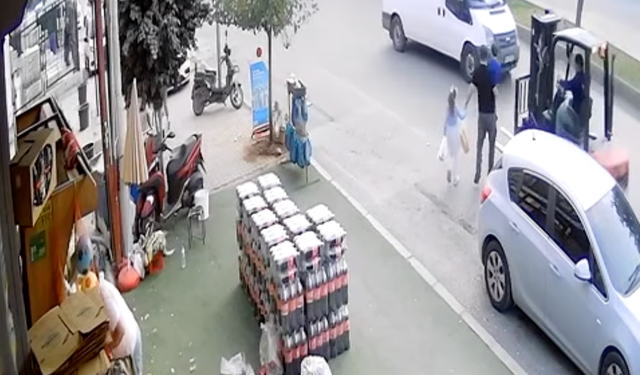 Mersin'de Ters Yöne Giren Forklift Baba ve Çocuklarına Çarptı