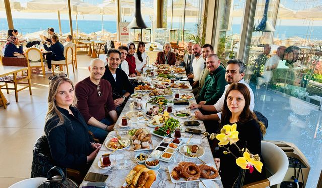 28 yıl sonra buluşup, öğretmenlerine sürpriz yaptılar