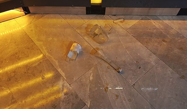 Alkollü kadın marketin camını ve dükkandaki içki şişelerini kırdı