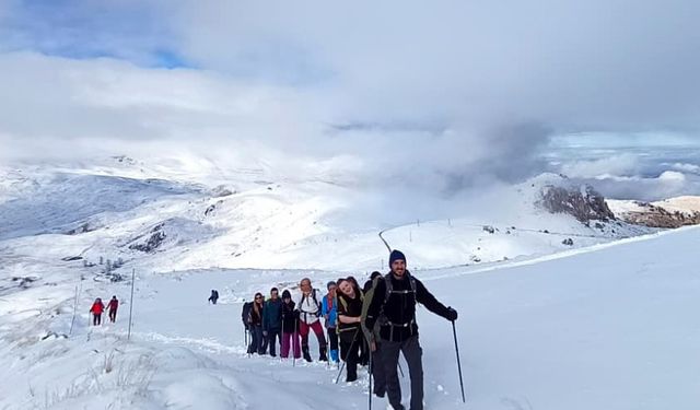 Beyaza bürünen zirvelere kar yürüyüşü