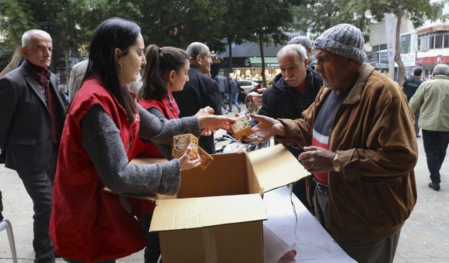 Büyükşehir'in kandil simidi ikramıyla, gelenekler yaşatılıyor