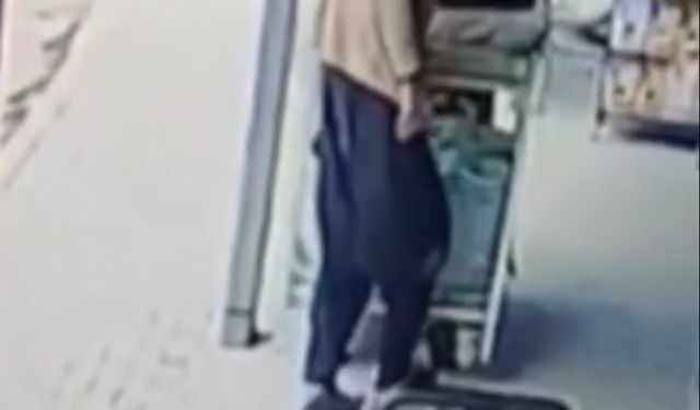 Çamurlu ayakkabısını çıkarıp, çorapla markette alışveriş yaptı