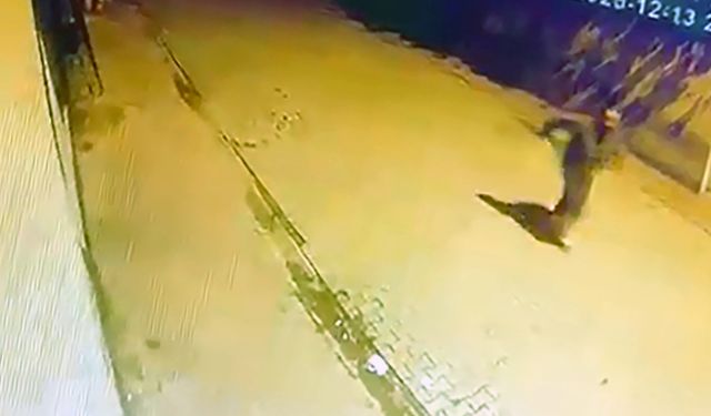 Evin pencerlerine taş atıp, camları kırdı