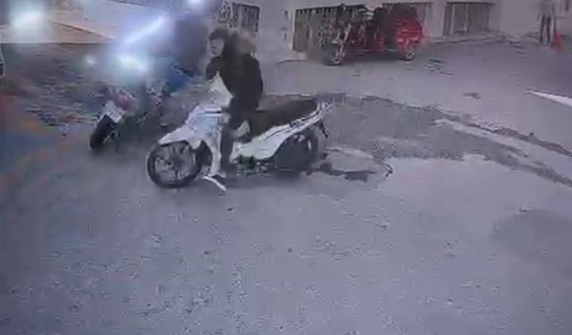 Hatay'da iki motosikletin çarpıştığı kaza kamerada
