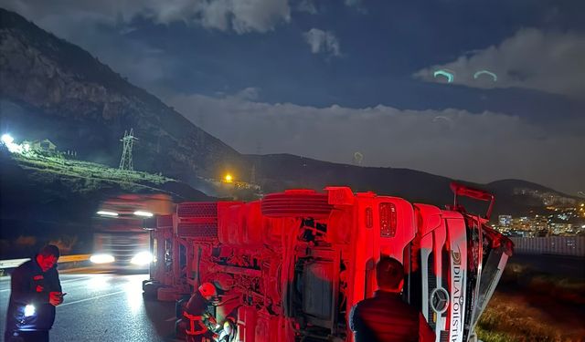 Hatay'da kuvvetli rüzgar çatıları uçurdu