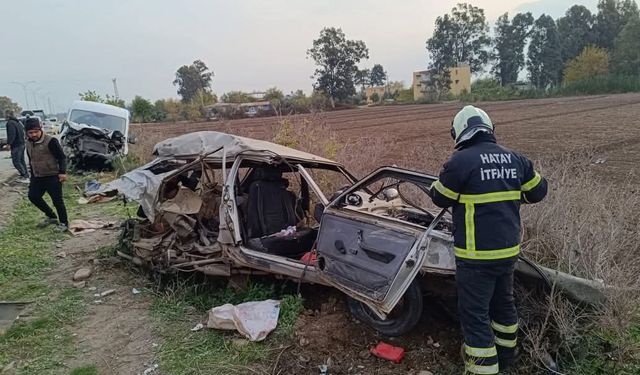 Hatay'da minibüsle otomobil çarpıştı; 2 yaralı