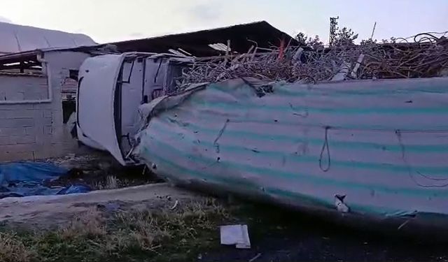 Hurda yüklü TIR devrildi; 1 yaralı