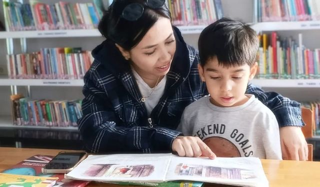 Minik okurlar, kütüphanede yazarla buluştu