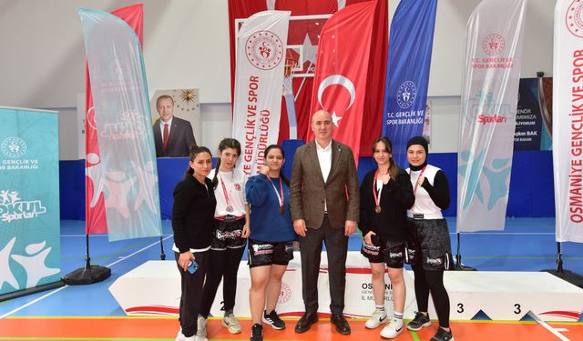 Okul sporları kick boks müsabakaları yoğun katılım