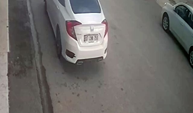 Oto yıkamacının, müşterisinin otomobiliyle yaptığı kaza kamerada