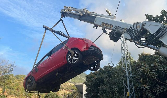 Patlayan su borusu yolda göçüğe neden oldu; taşan su ise otomobili bahçeye sürükledi