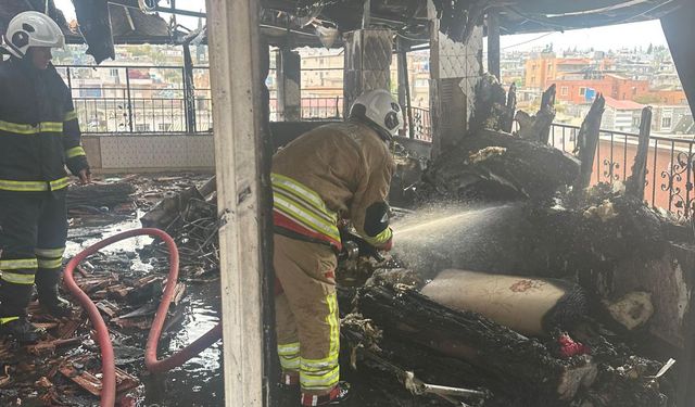 Reyhanlı'da apartmanın çatı katı yandı